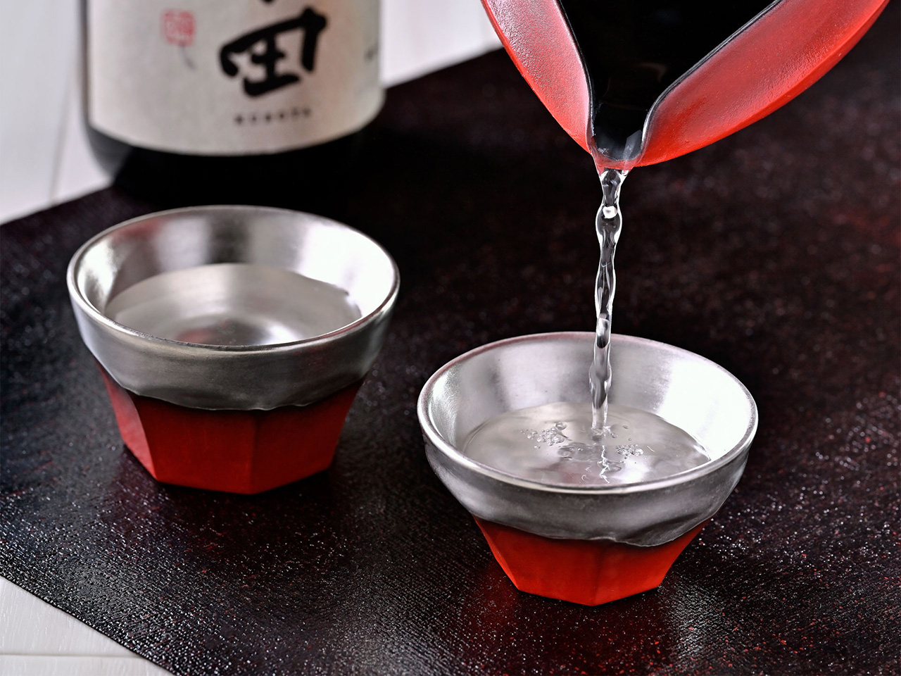 「銀のコーティングでお酒がまろやかにEterno Rossoの器